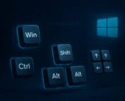 Tastiera con highlight sui tasti Windows e frecce, scorciatoie per produttività su Windows.